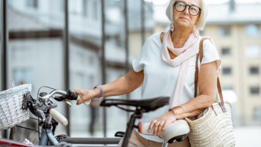 Jak urbanistyka i technologie mogą wspierać mobilność seniorów - AgeTech